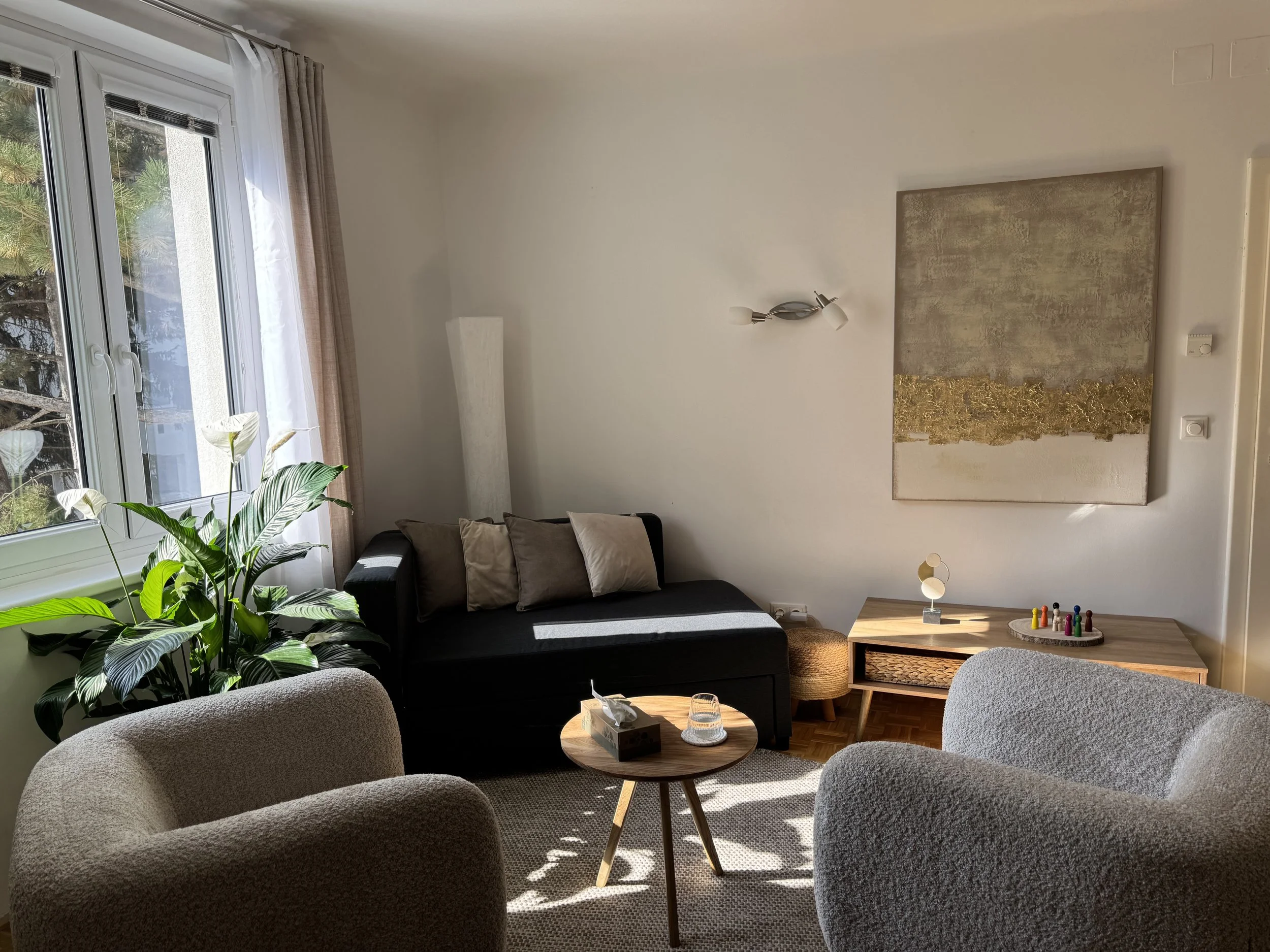 Sitzecke mit Sesseln und Holztisch in der Praxis in der Hutweidengasse