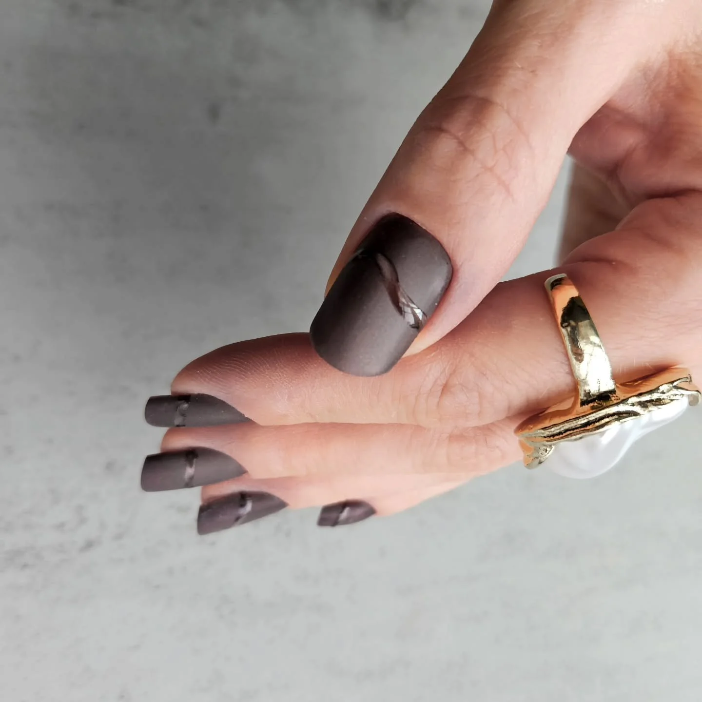 Embody the Clean Girl Aesthetic. Sometimes, less is more. Simple tones, a flawless matte finish, and a touch of cat eye (Notice the difference a matte top coat makes to the cat eye look) Ready for stunning nails? Send me a message

 #cleanaesthetic #