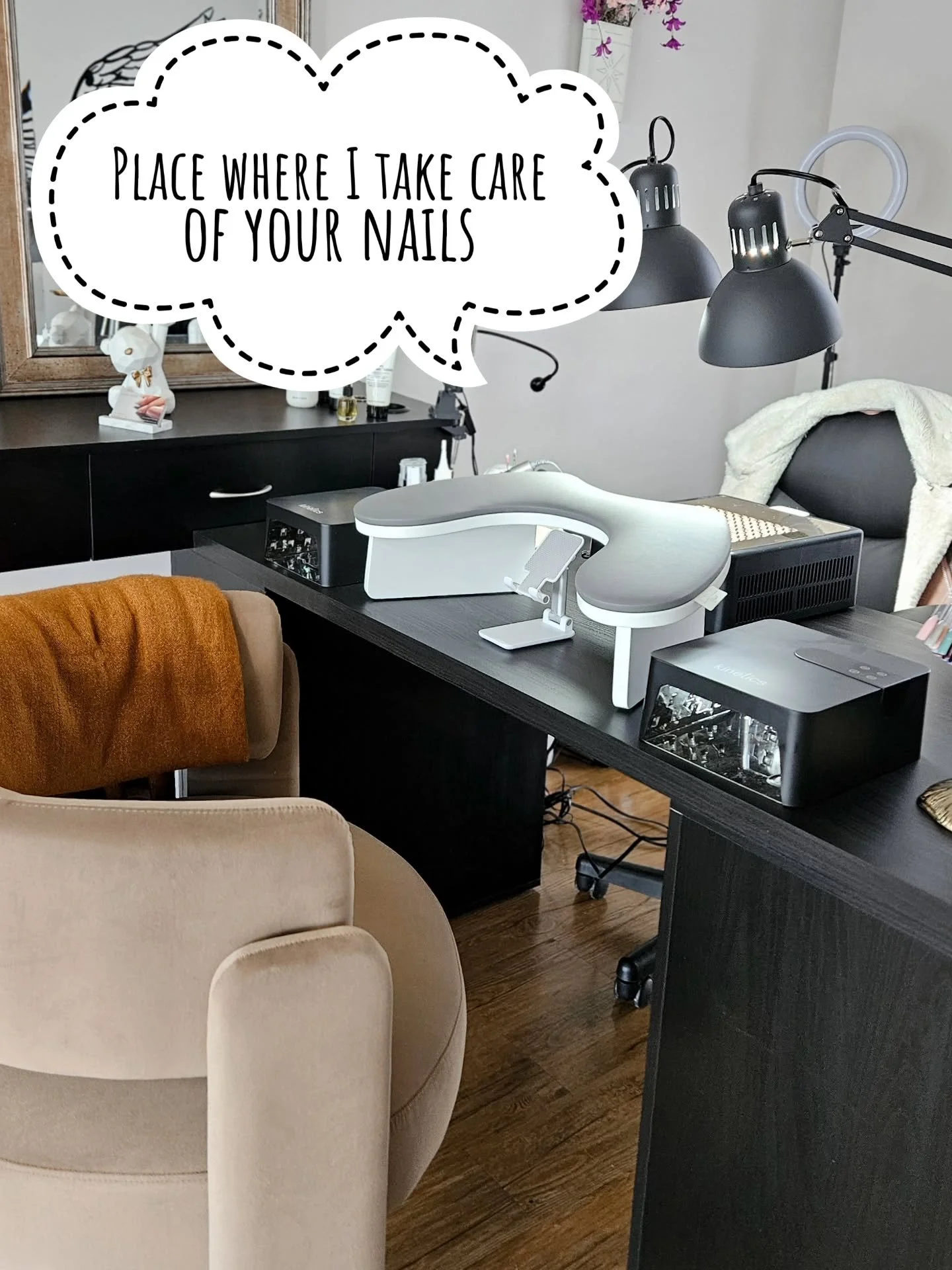 A peek behind the scenes

For my new followers, I wanted to share a look at my workspace. I believe that a great manicure starts with a clean, organized, and professional environment. This is where the magic happens and where I focus on every technic