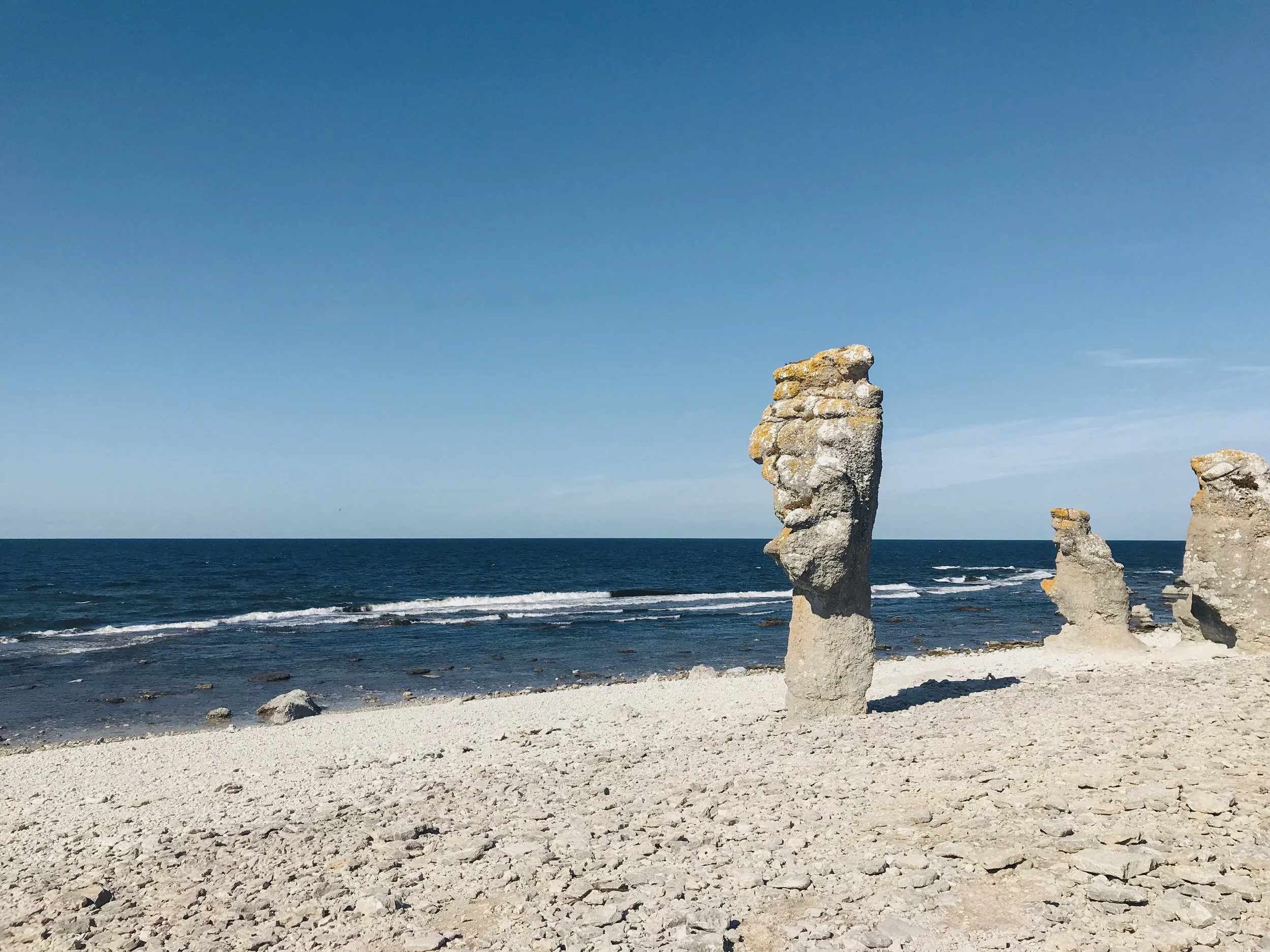 Klippen am Strand mit Blick auf das Meer bei Sonnenwetter.