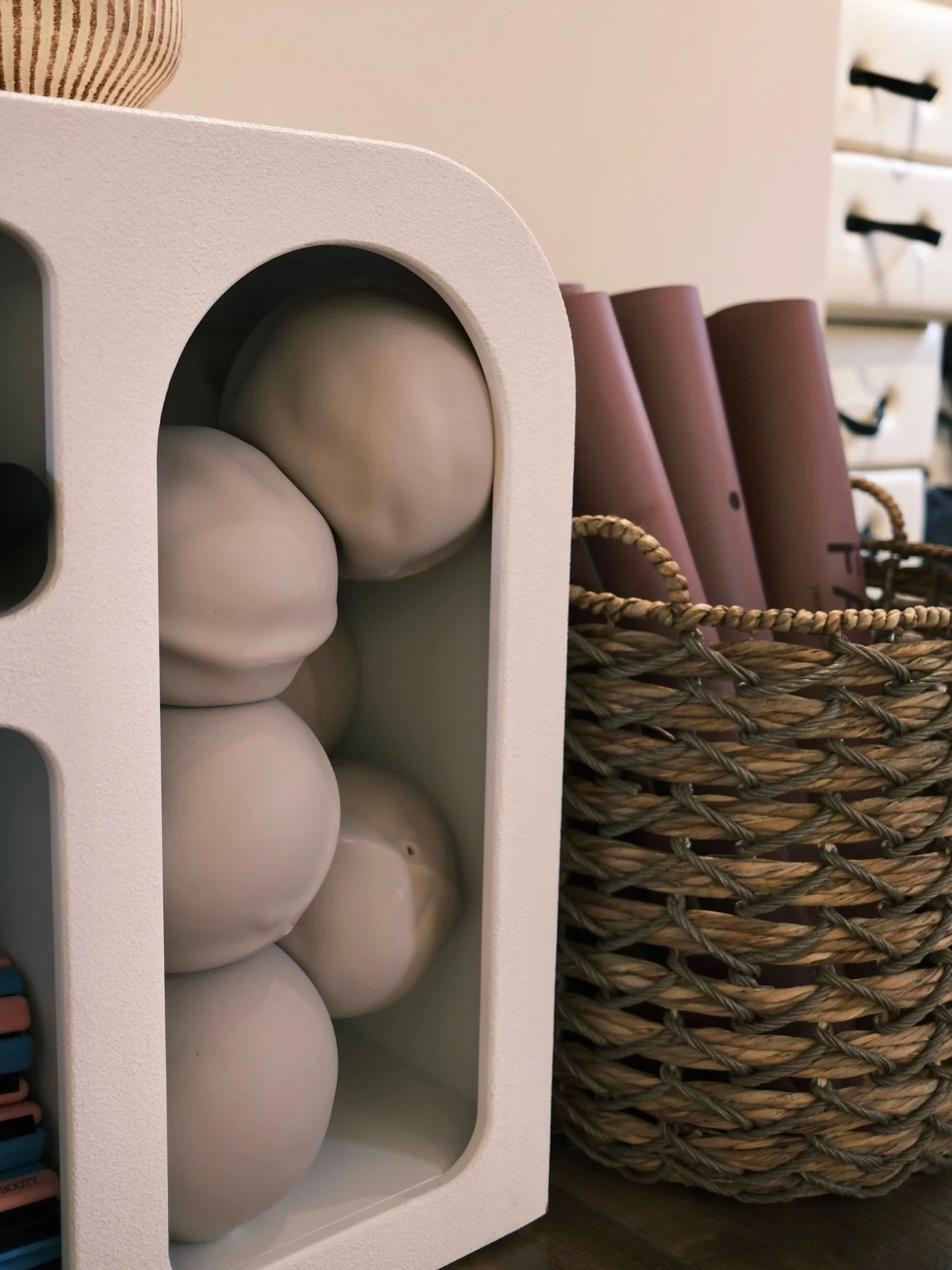 A little corner of Refine 🧡

Best equipment to match the vibe @ampwellbeing &amp; @fableyoga 

📸 @ems_lifestylebits 

#refinestudio #amp #fabled #aesthetic #vibe