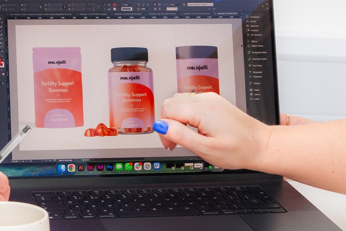 Providing Feedback on Logo Designs
