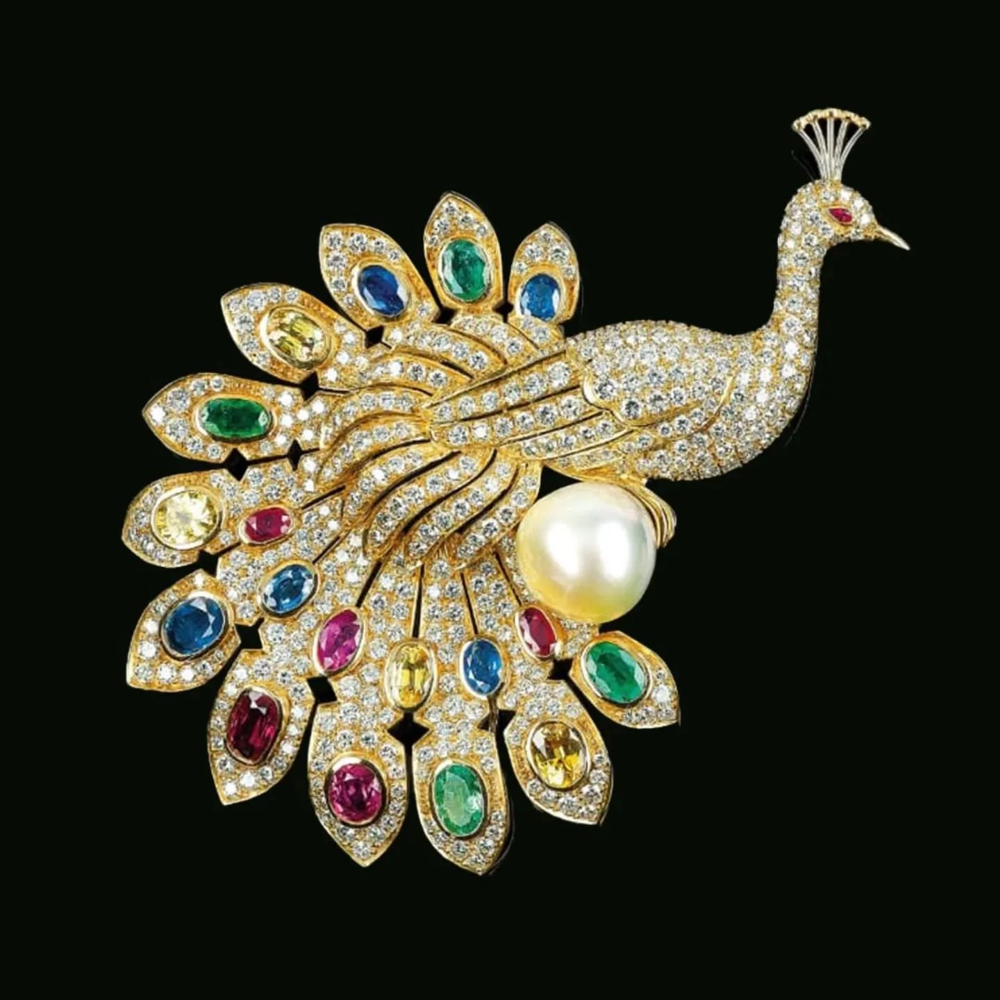 Brooch / Pendant
18k (750) gold, diamonds total 10 carats, rubies,
sapphires &amp; emeralds, South Sea cultured
pearl, diameter 13mm x 42.9mm.
Weight 42.85g.
