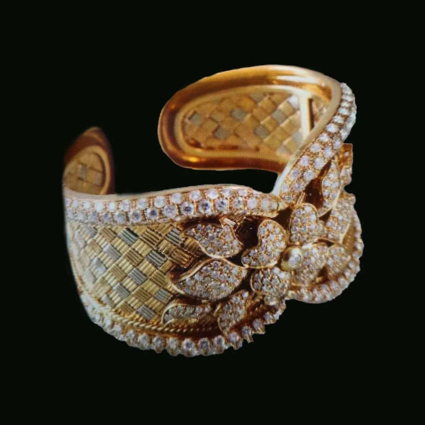 Rare Diamond Bangle
18k (750) gold, floral decoration, decorative engraving spring clip.
VVS Diamonds 10 Carats
Weight 73.05g.