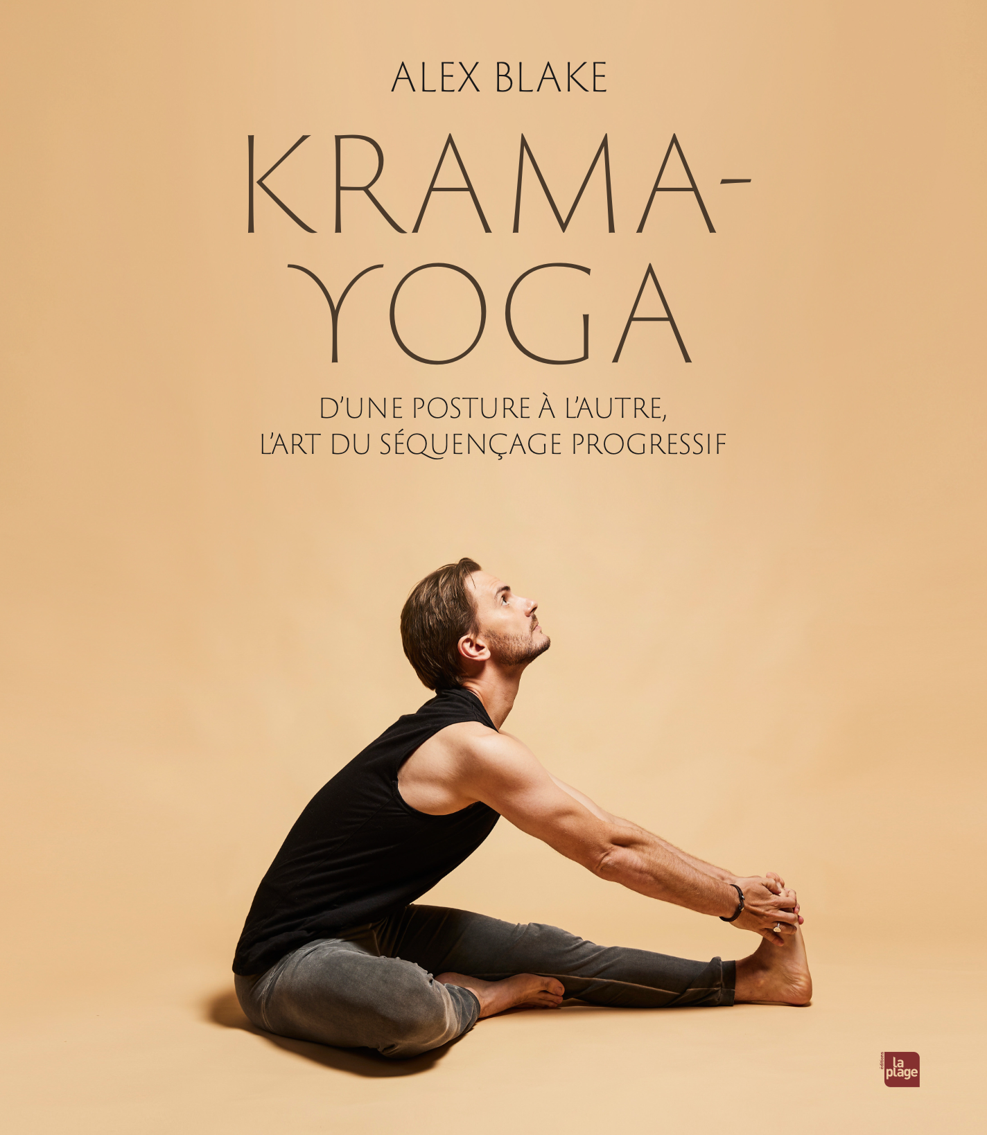 Un homme en position de yoga, étirant ses jambes vers l'avant et touchant ses orteils, avec un fond beige, portant un t-shirt noir et un bracelet, en train de faire un étirement. Texte en haut indiquant le titre "Kramayoga" et un sous-titre sur la posture et le séquençage progressif, avec un logo "la plage" en bas à droite.