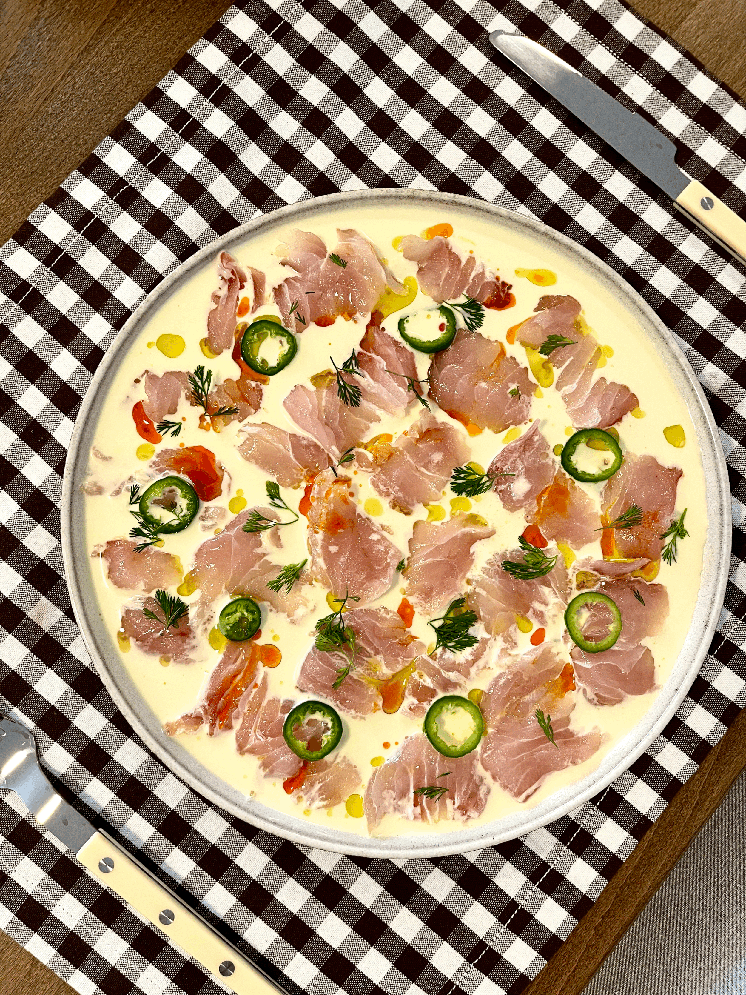 Tiradito de pescado con leche de coco y jengibre