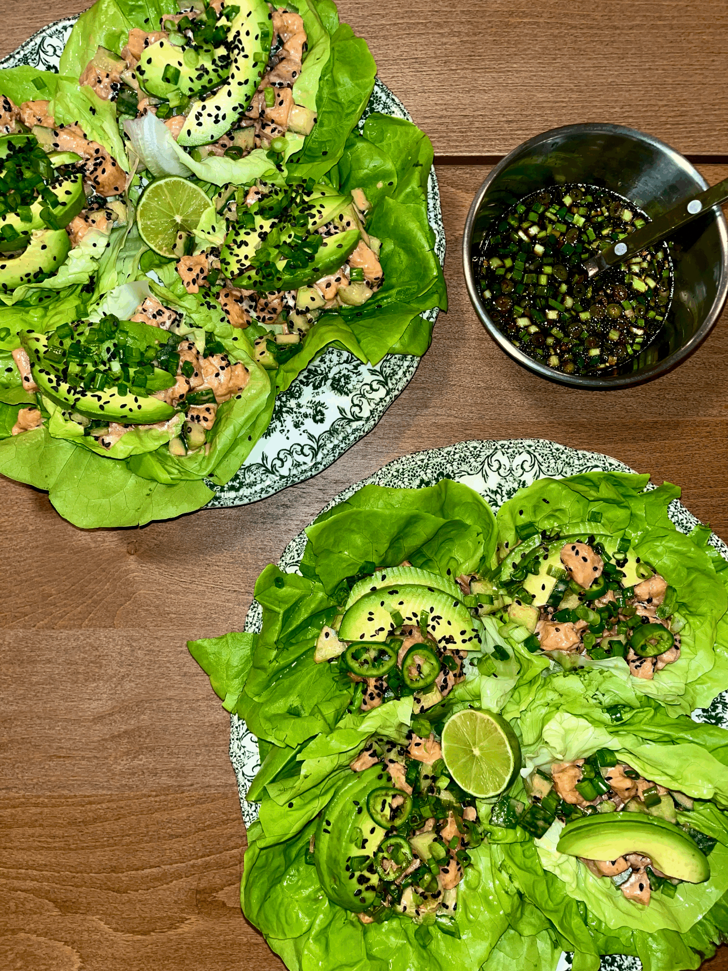 Tacos de lechuga con salmón spicy