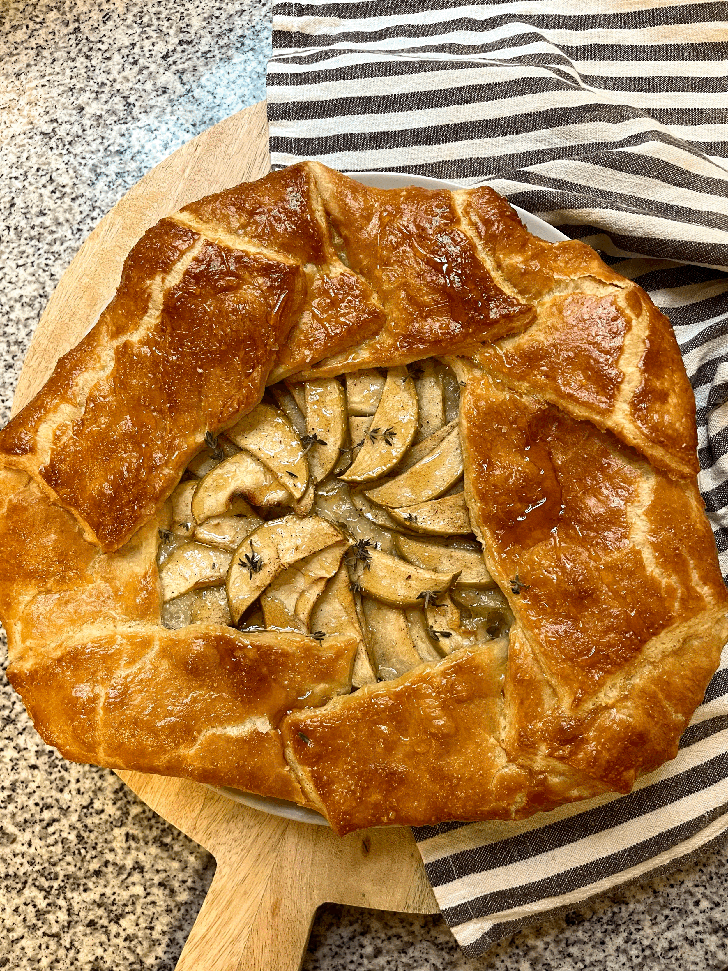 Galette de brie, manzana y cebolla caramelizada