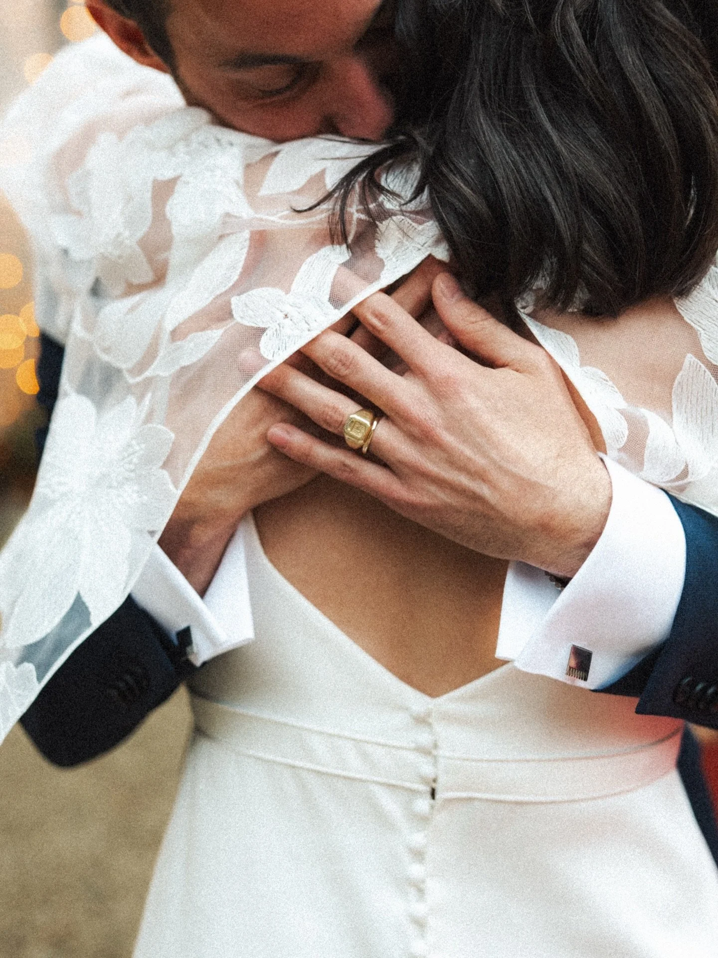 Apolline &amp; Ludovic 🌙
- Novembre 2025 - 

La saison des mariages touche &agrave; sa fin... et quelle fin...
Des regards sinc&egrave;res, des instants suspendus, des &eacute;motions brutes.
Merci &agrave; tous les couples qui m&rsquo;ont fait conf