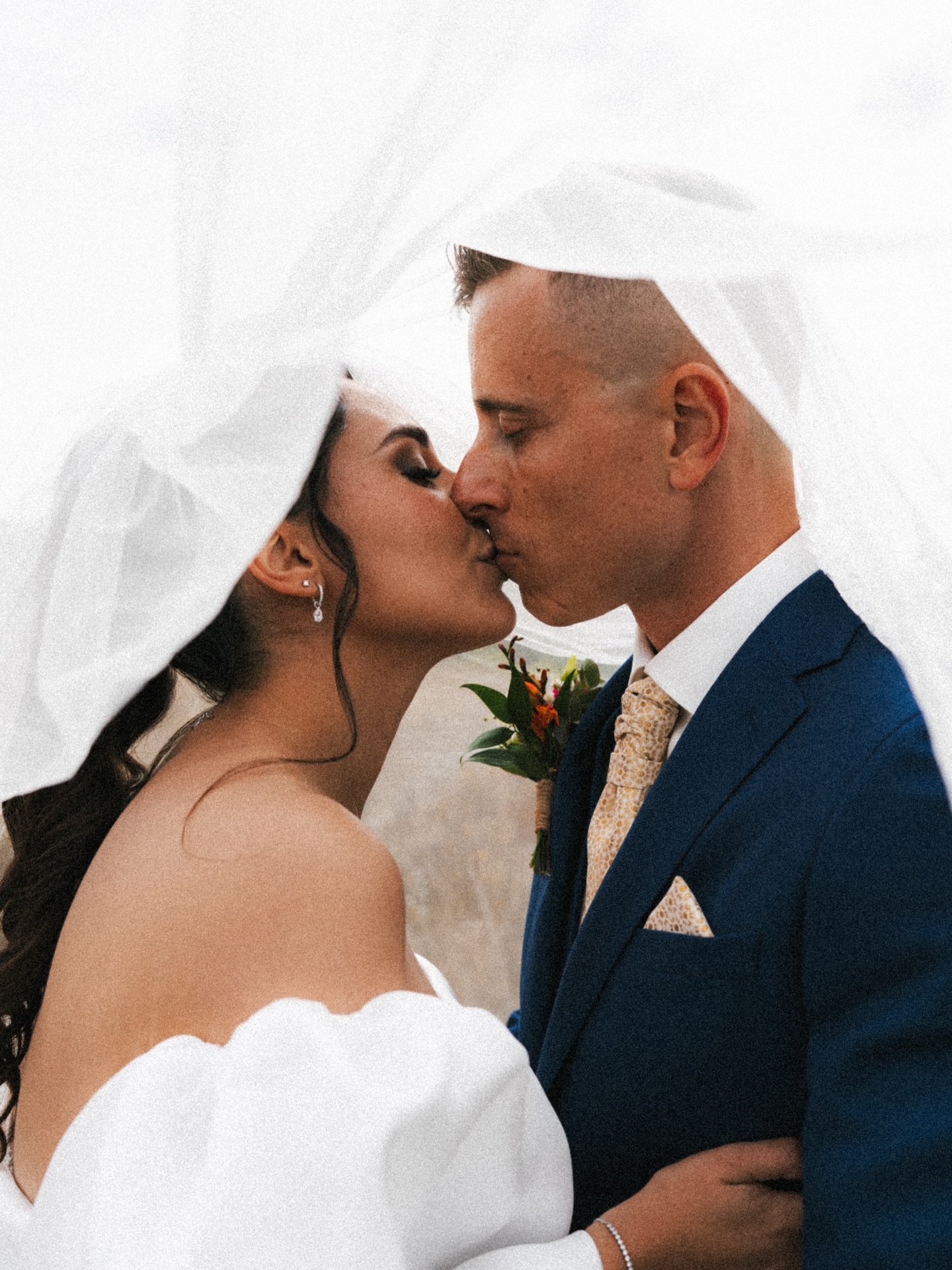 Captur&eacute; cette ann&eacute;e, et pourtant, c&rsquo;est d&eacute;j&agrave; un voyage dans le temps... Chaque fois que je revois ces photos, les mots me manquent, et dire que ce n&rsquo;&eacute;tait m&ecirc;me pas mon mariage ! Une rencontre, une 