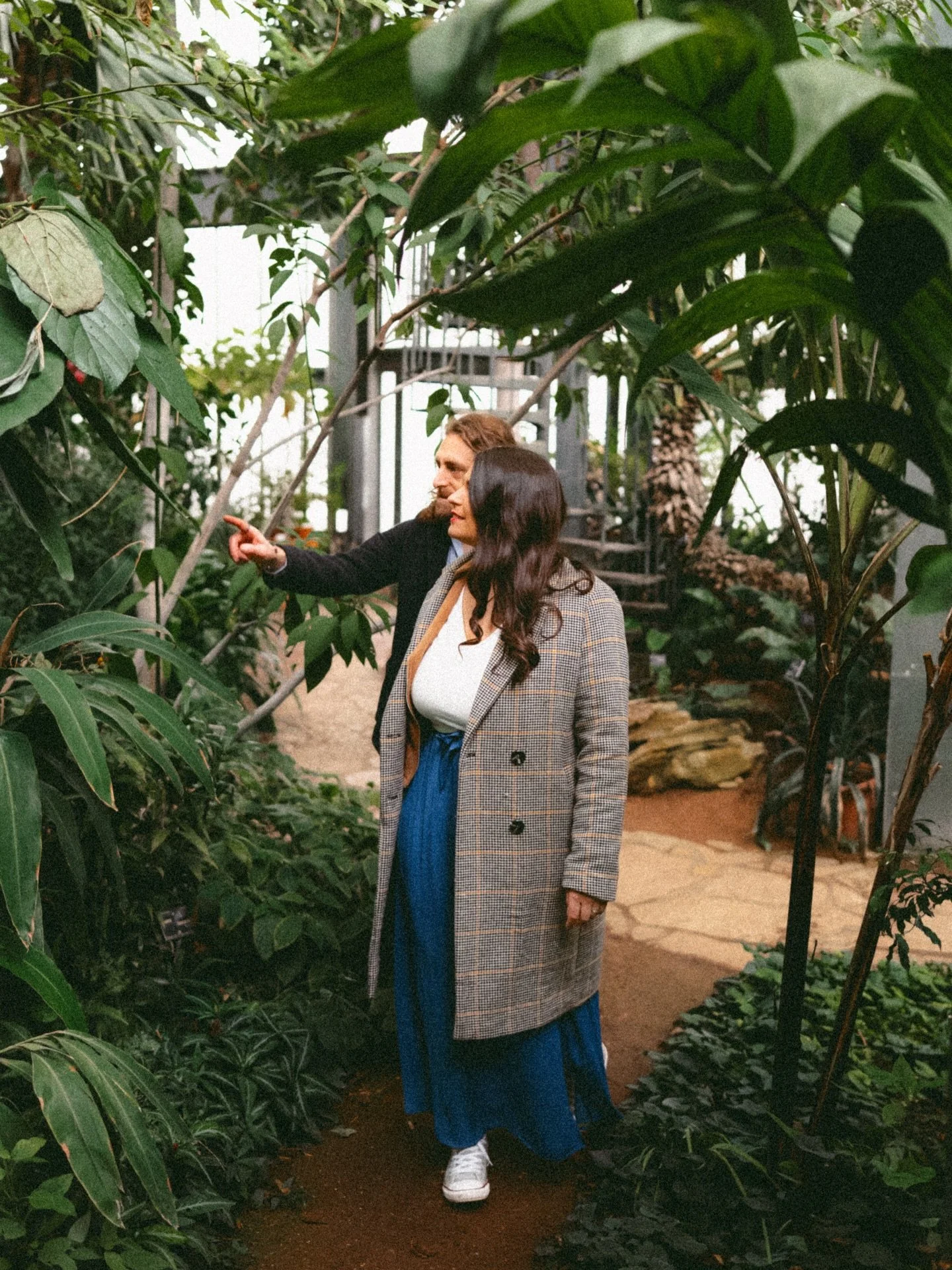 Camilo &amp; Justine - Dans l&rsquo;intimit&eacute; et le calme des Serres du Parc de la T&ecirc;te d&rsquo;Or 🍃🌞
Novembre 2025
@onlylyon 

#photographer #nature #lyon #couple #love