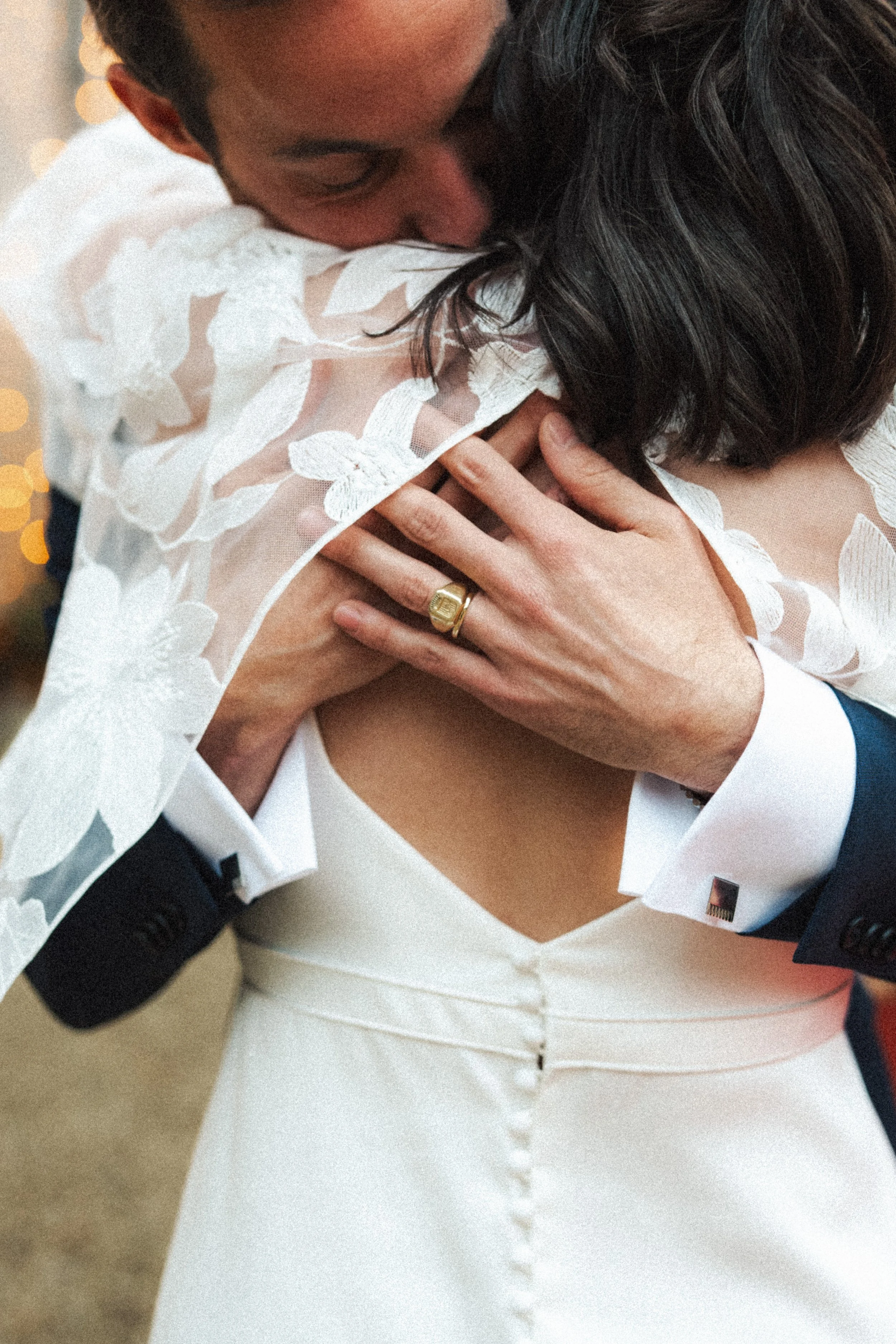 Un couple en robe de mariage enlaçant tendrement lors de leur mariage.
