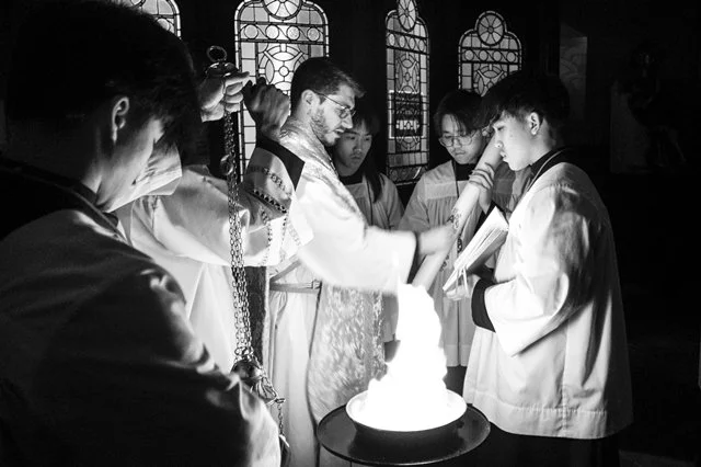Fr Phil marks the candle with a cross