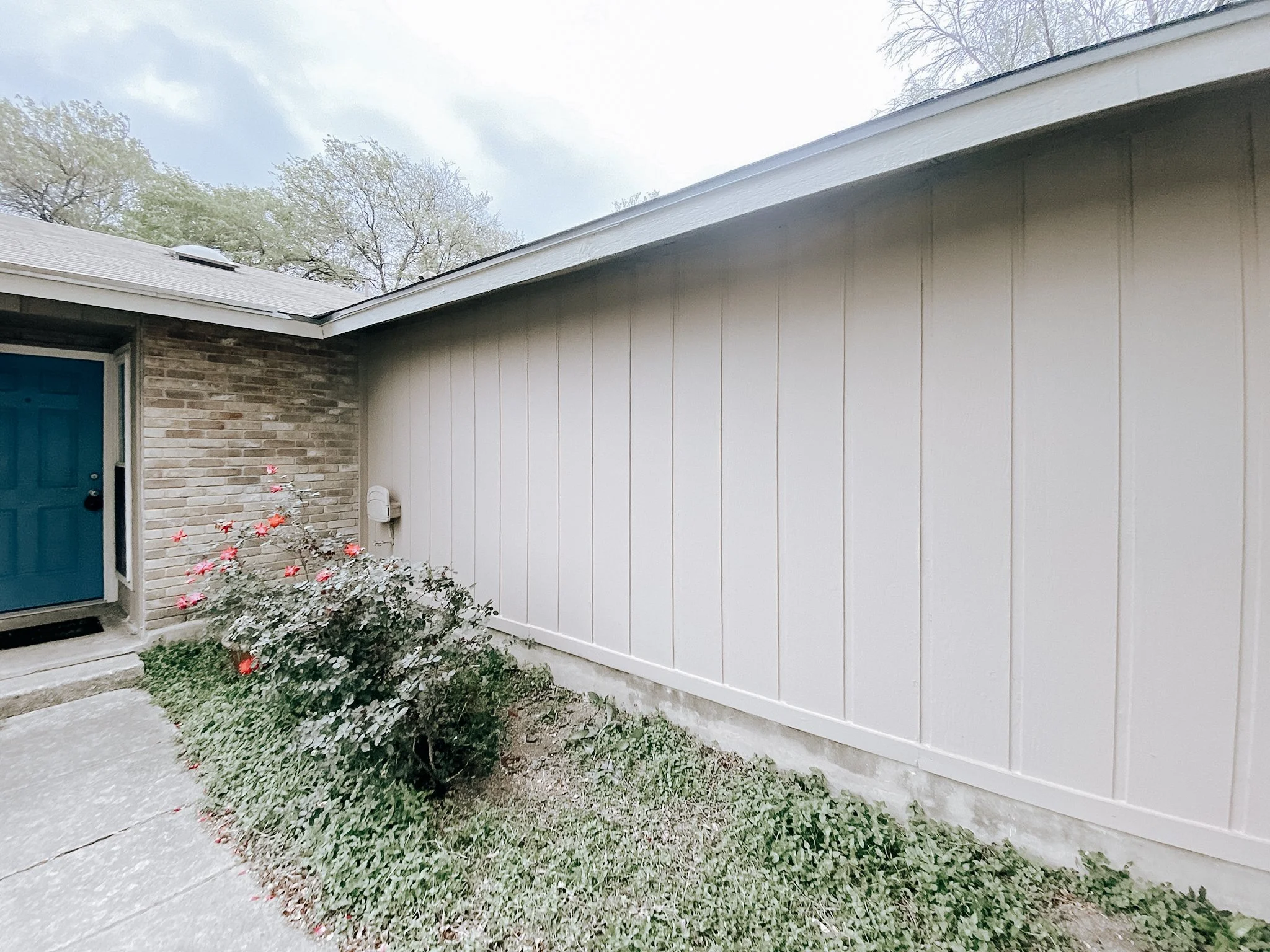 We love giving tired Texas homes a fresh coat of paint. Whether you want to restore or revive, Dye Renovations will paint your exterior with ease.