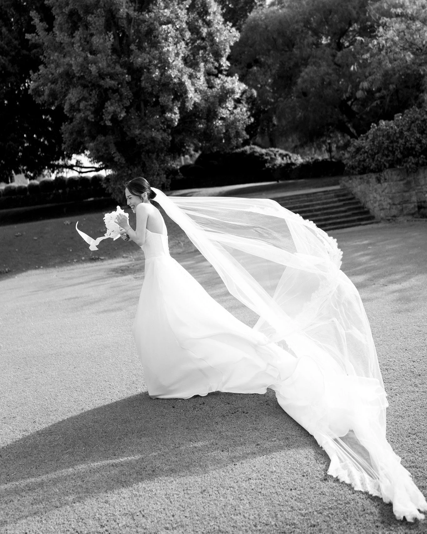 Simplicity done beautifully.
Photo @alinekuba 
 #perthweddings #perthbridetobe #bridebouquet #perthbride