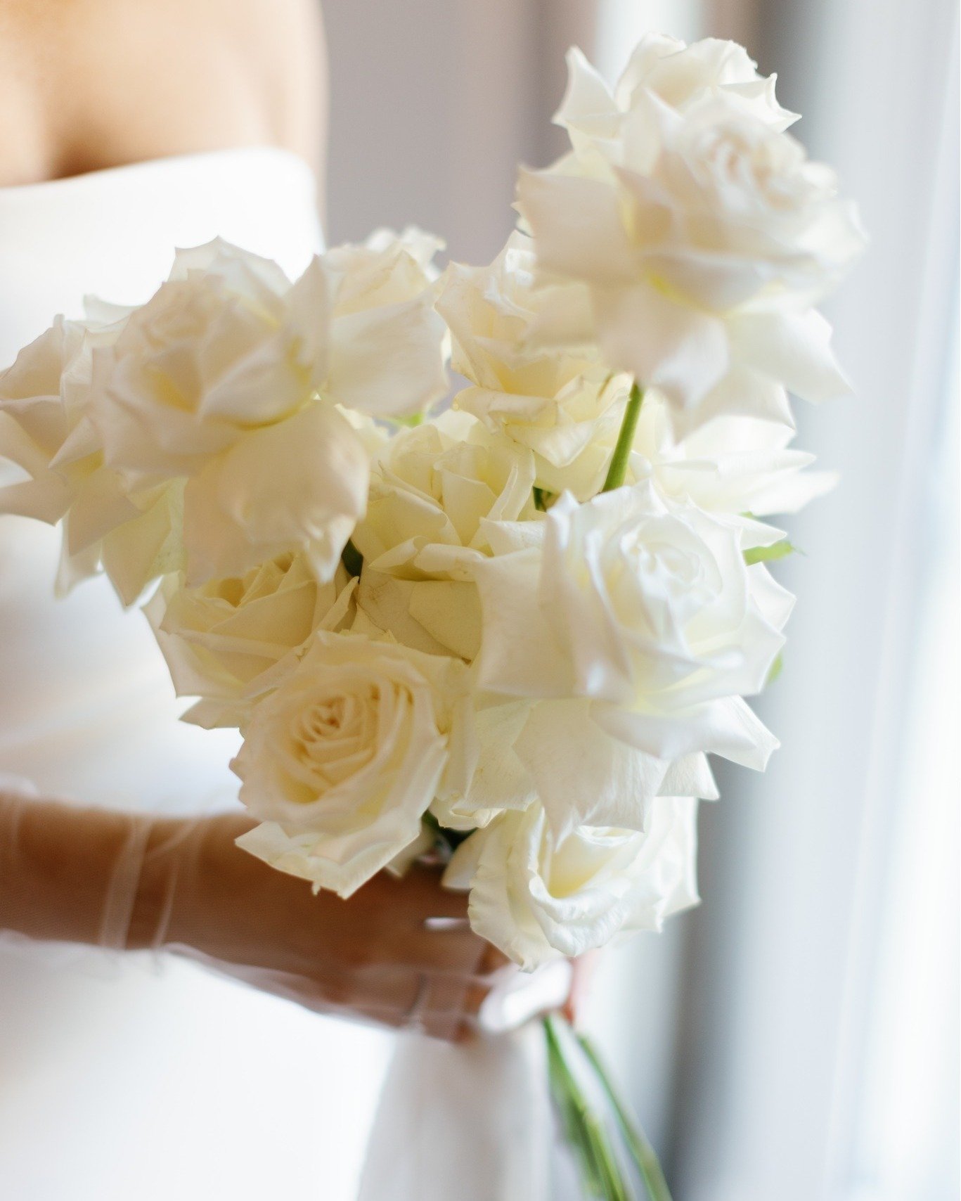 One classic bouquet - three classic photos.🤍

Photo @sammyandtom 

 #perthweddings #bridebouquet #floristperth #perthbrides