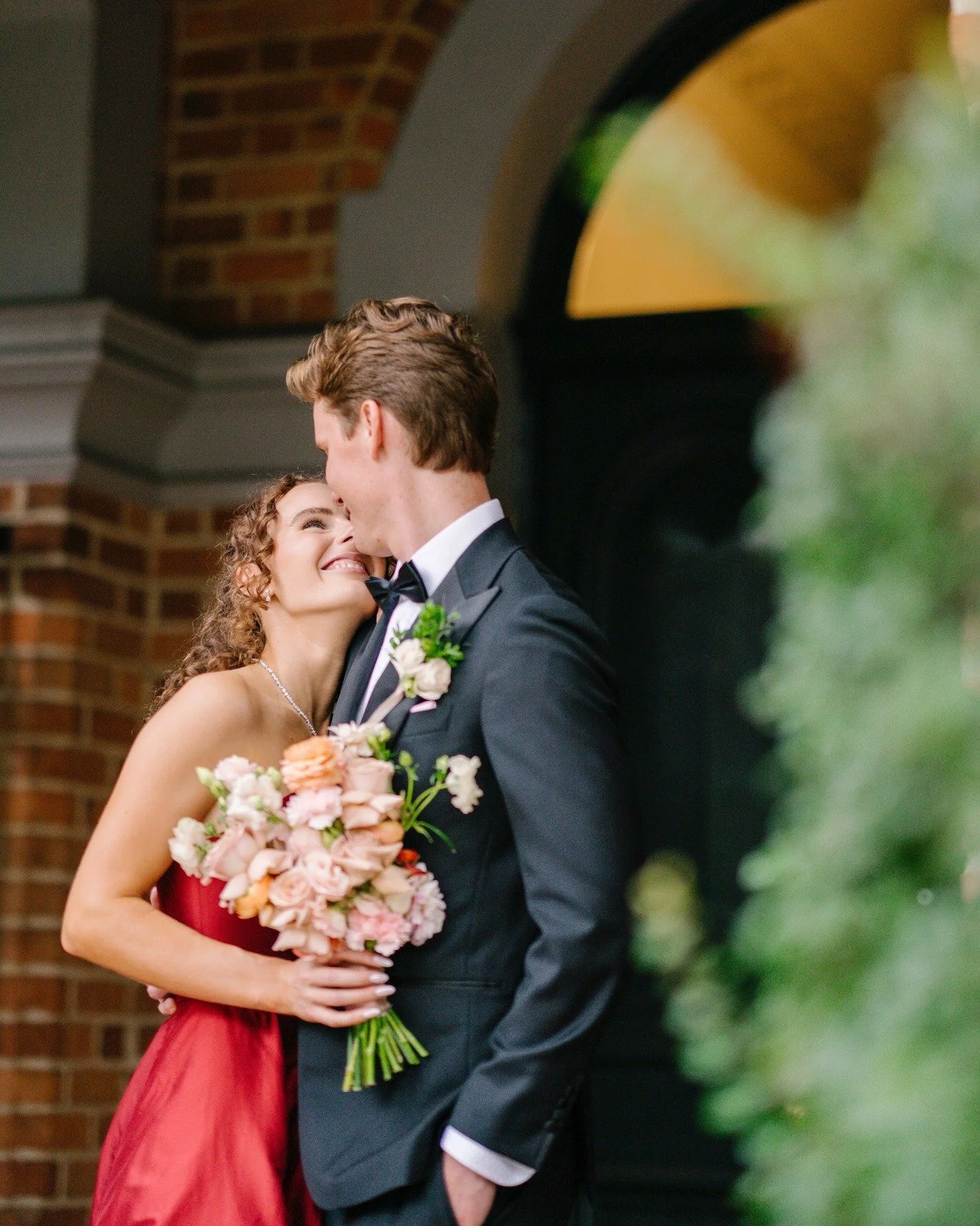 Mel and Hamish were old world elegance captured here by @photographybyemmapointon 

 #perthweddingflorist #perthfloraldesign #perthbrides