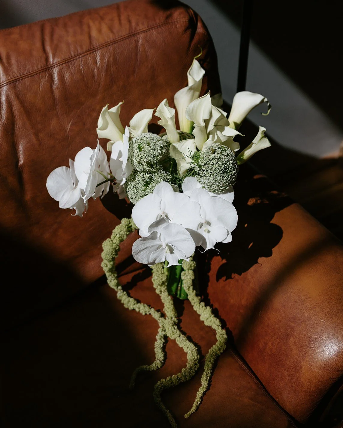 The light and the simplicity captured here by @kalahmartinphotography  for the lovely Andrea

 #greenandwhitewedding #modernbride #perthbride #perthflorist