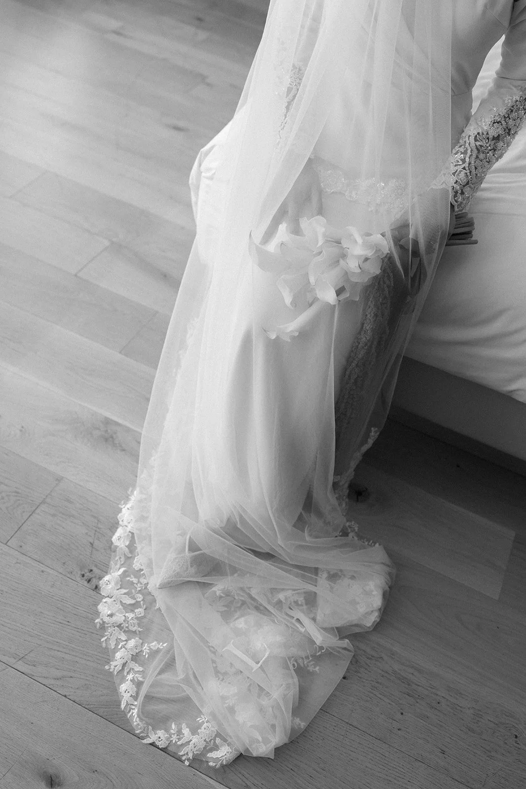 bouquet under veil B&W AL-SP-20_websize.jpg