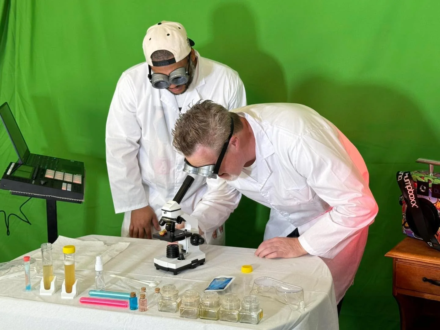 🥼👨&zwj;🔬🤔