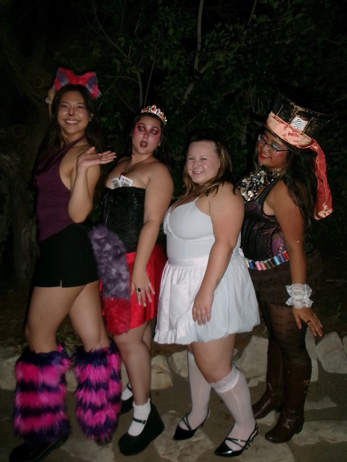 ☕️🎩🍰🐇🃏🪄🫖🍄⏱️