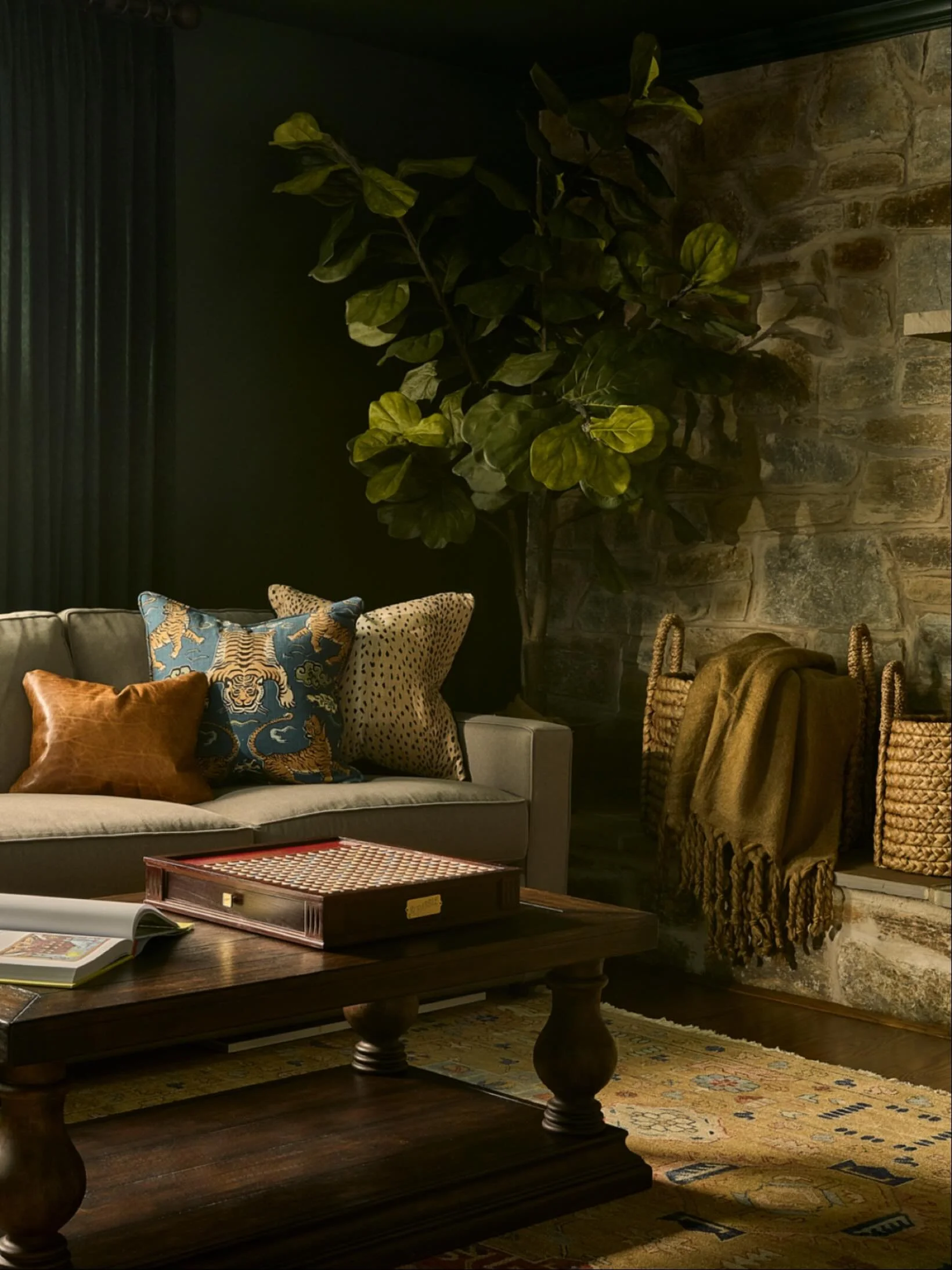 When a client is open to leaning into the mood of a space, the work gets really exciting. This room had large windows camera left, giving me the freedom to shape the light and highlight its character.

Shot for @sidneysharkey 

&hellip;

Photo by and