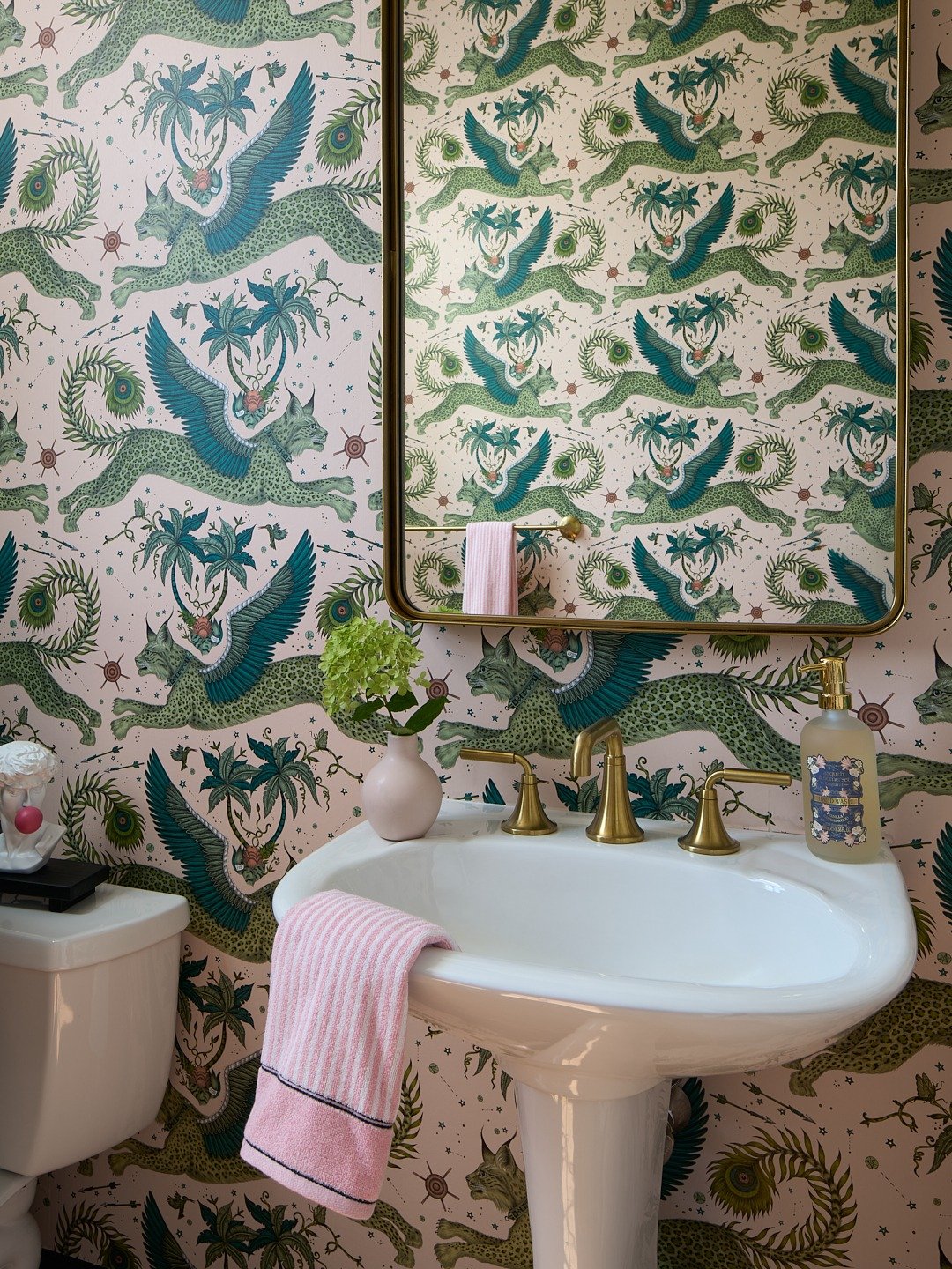 New work for @wisteriainteriors, featured by @hotyoungdesignersclub.

Powder baths are always a challenge to photograph. Tight spaces, mirrors, squeezing in lights and tripods with nowhere to hide, but that&rsquo;s what makes them fun.

&hellip;

Pho