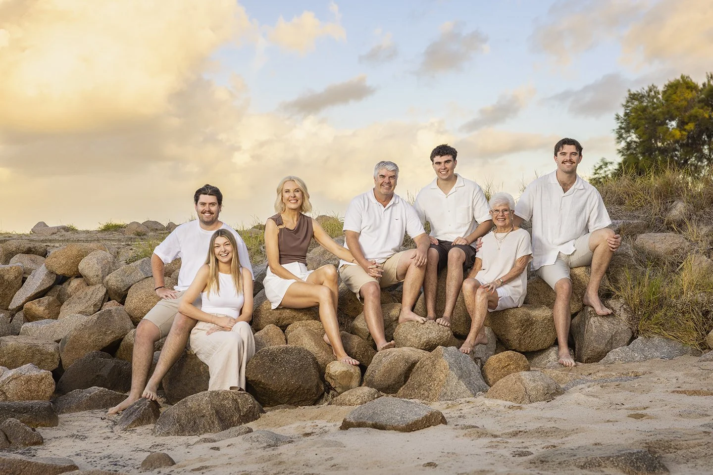 extended family photographer, brisbane photographer, Wynnum family photographer.jpg