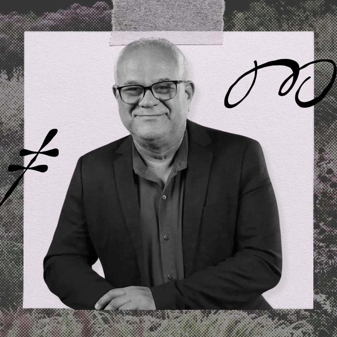 Na imagem temos a figura de Kiko Machado. Professor da Unesp de Bauru. Homem branco, careca, usa óculos e vestindo um terno preto.