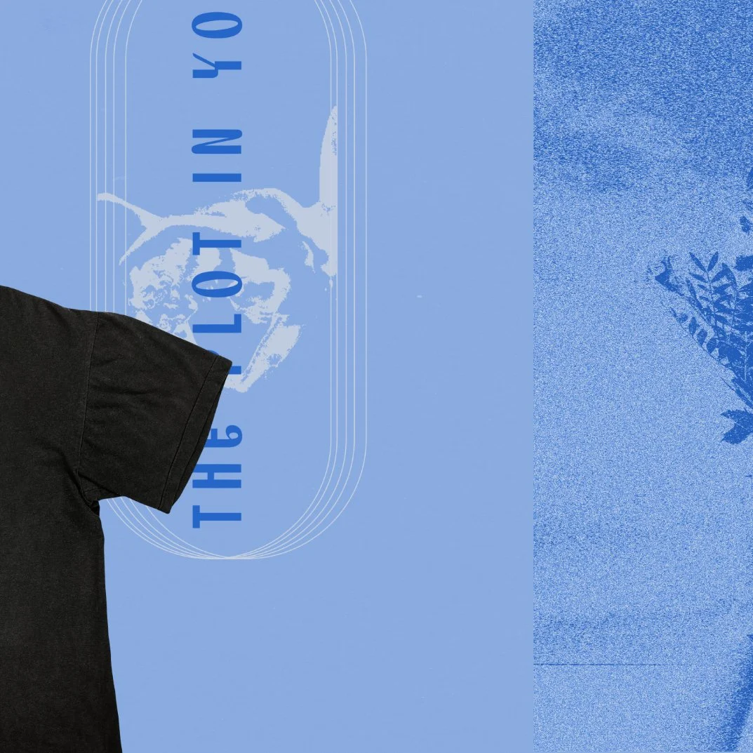 Une illustration avec un fond bleu clair, des éléments de texte en bleu foncé, un logo ou un dessin d'animal, une partie d'un vêtement noir, et des décorations florales.