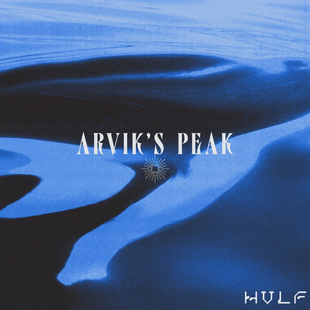 Pochette de single avec une photographie artistique et floue d'eau, avec le texte 'ARVIK'S PEAK' au centre et le logo 'HVLF' en bas à droite.