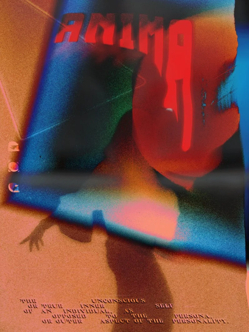 Une personne avec des lettres rouges, chargée de couleurs vives et d'effets de lumière, est en haut d'une photo artistique. La silhouette d'une personne peut être aperçue en contre-jour, avec des inscriptions en bas de l'image.