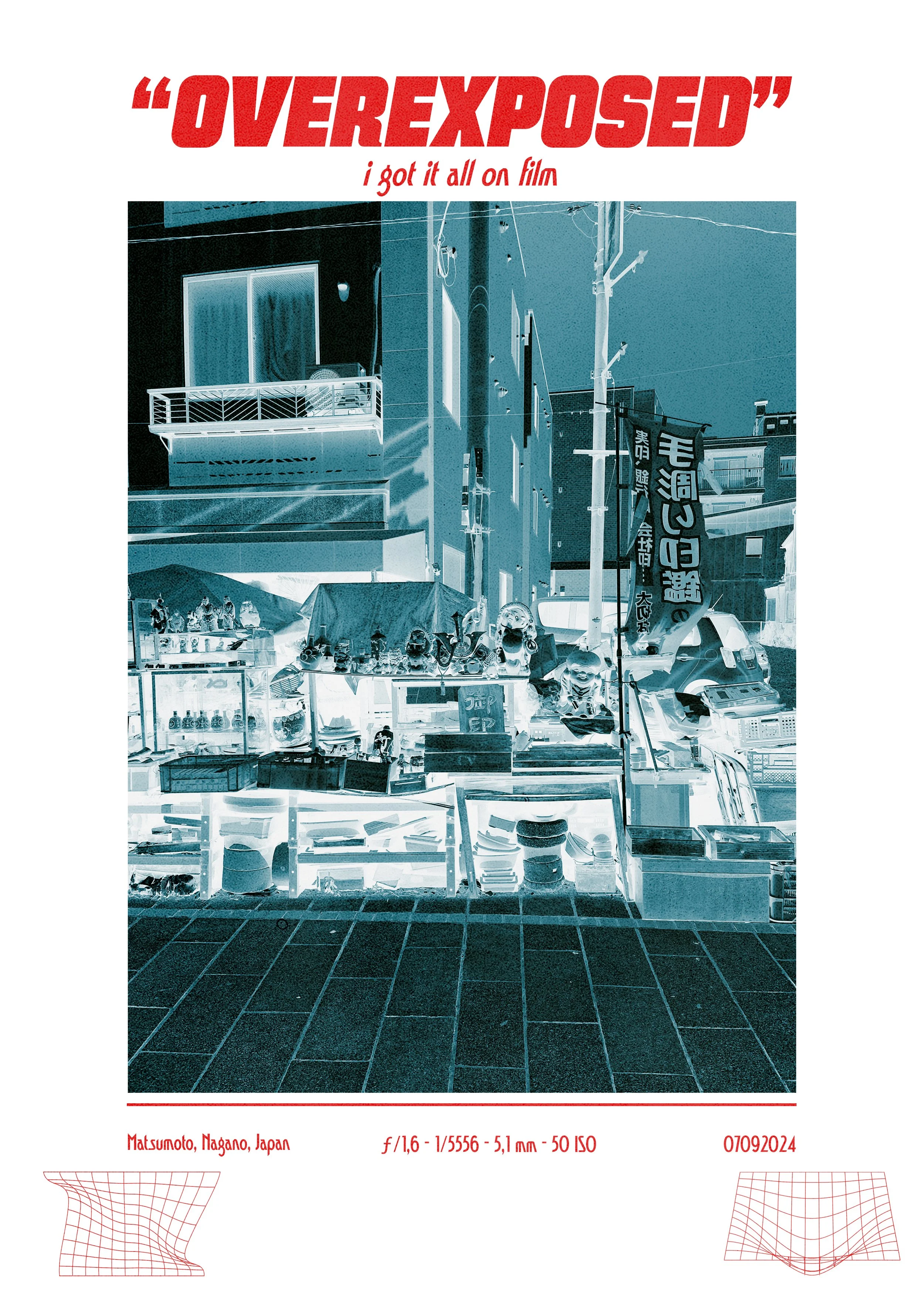 Une affiche avec le texte "Overexposed" avec une photo de rue à Matsumoto, Japon, montrant un stand de marché avec des objets et des façades de bâtiments japonais.