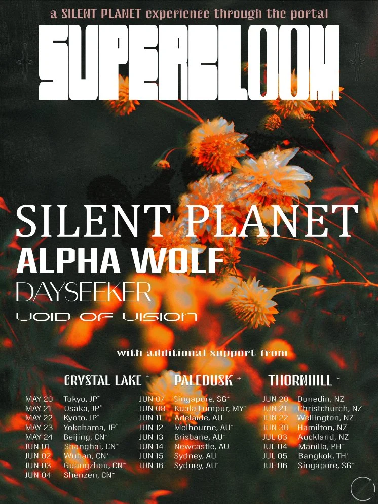 Concept d'affiche promotionnelle pour Silent Planet, avec plusieurs groupes musicaux, mentionnant des dates et des lieux en Asie et en Océanie. La scène de fond montre des fleurs orange sur un fond sombre.