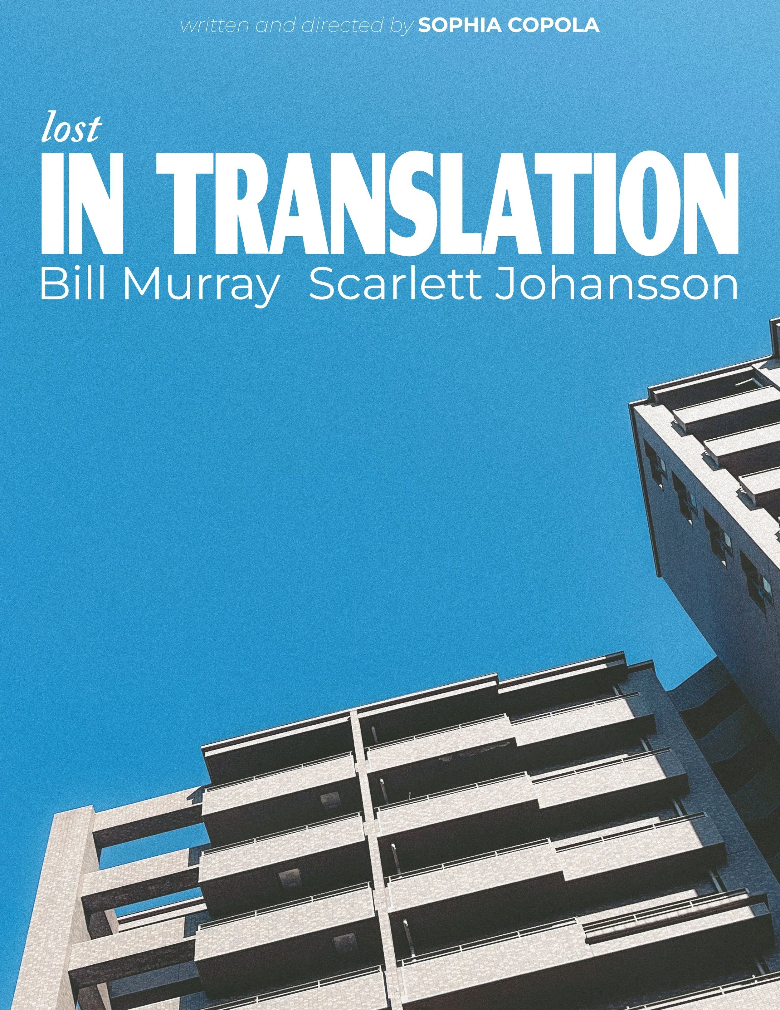 Concept d'affiches pour le film 'Last in Translation' avec un bâtiment moderne visible en bas et un ciel bleu en arrière-plan.