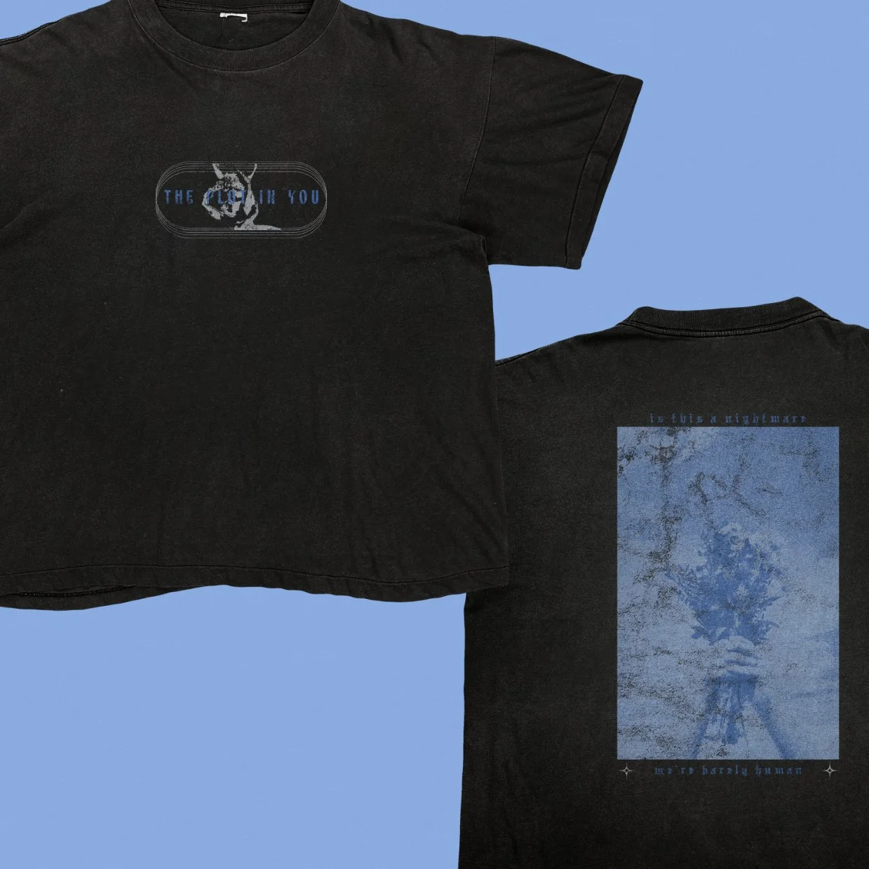 Deux t-shirts noirs avec des motifs bleus et des textes, un avec une image d'un cerf et l'autre avec une image artistique abstraite.