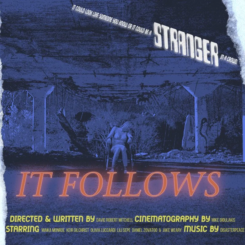 Une affiche de film de science-fiction sombre avec un personnage seul dans un environnement dévasté, texte incliné "Il pourrait ressembler à quelqu'un que vous connaissez ou ça pourrait être un étranger" et le titre "Il suit" en français. Titre angla