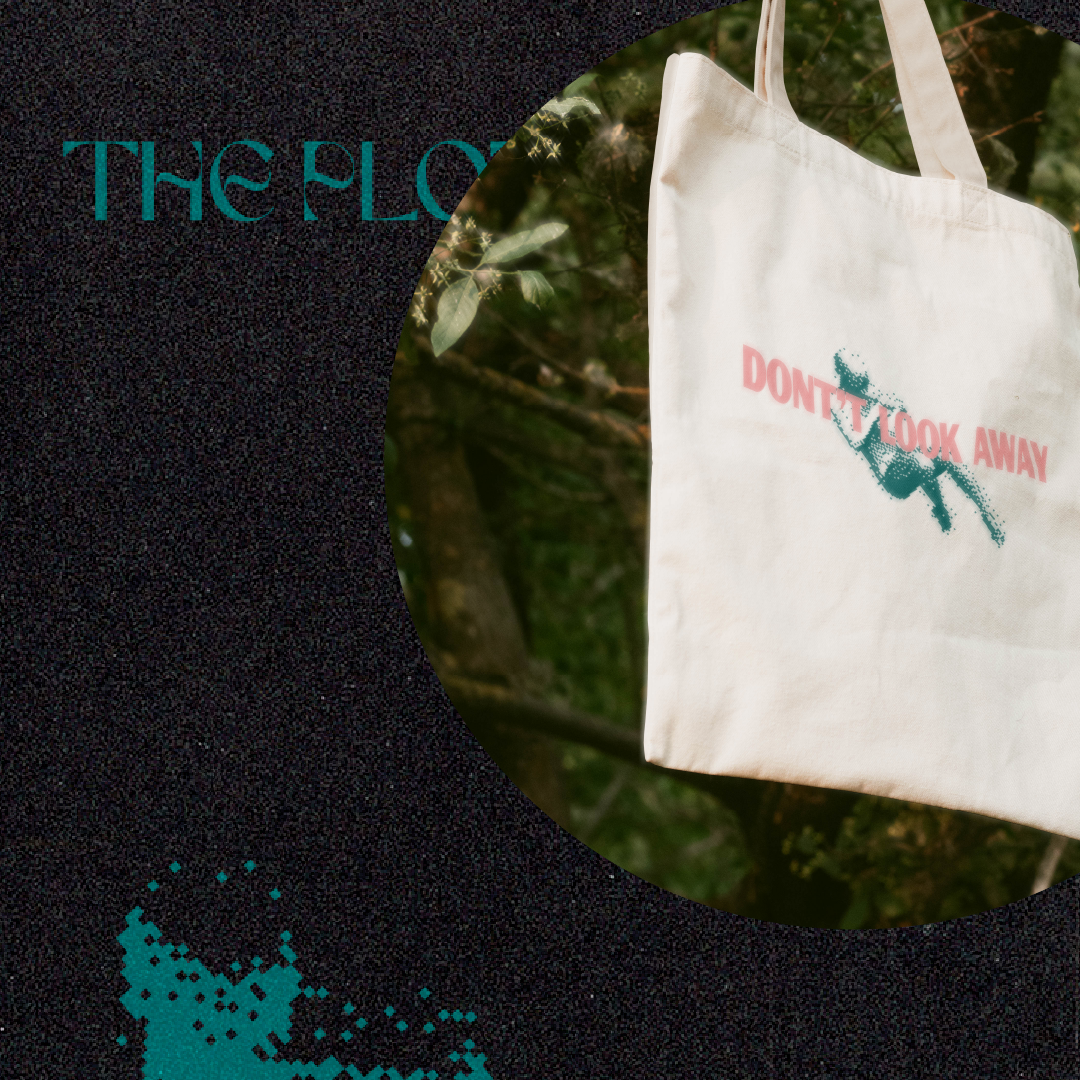 Un tote bag en tissu blanc suspendue aux branches d'un arbre, avec le texte « DON'T LOOK AWAY » et une image d'une figure en mouvement. Inspiré par le groupe The Plot in You.