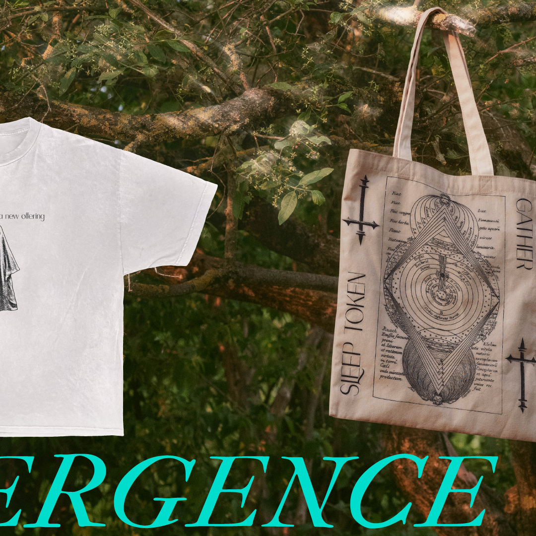 Une affiche en tissu beige avec un dessin complexe de cadran solaire et une épée à côté. À gauche, une cordelette est attachée à la poche d'un t-shirt blanc. En haut, des branches et des feuilles vertes forment l'arrière-plan.