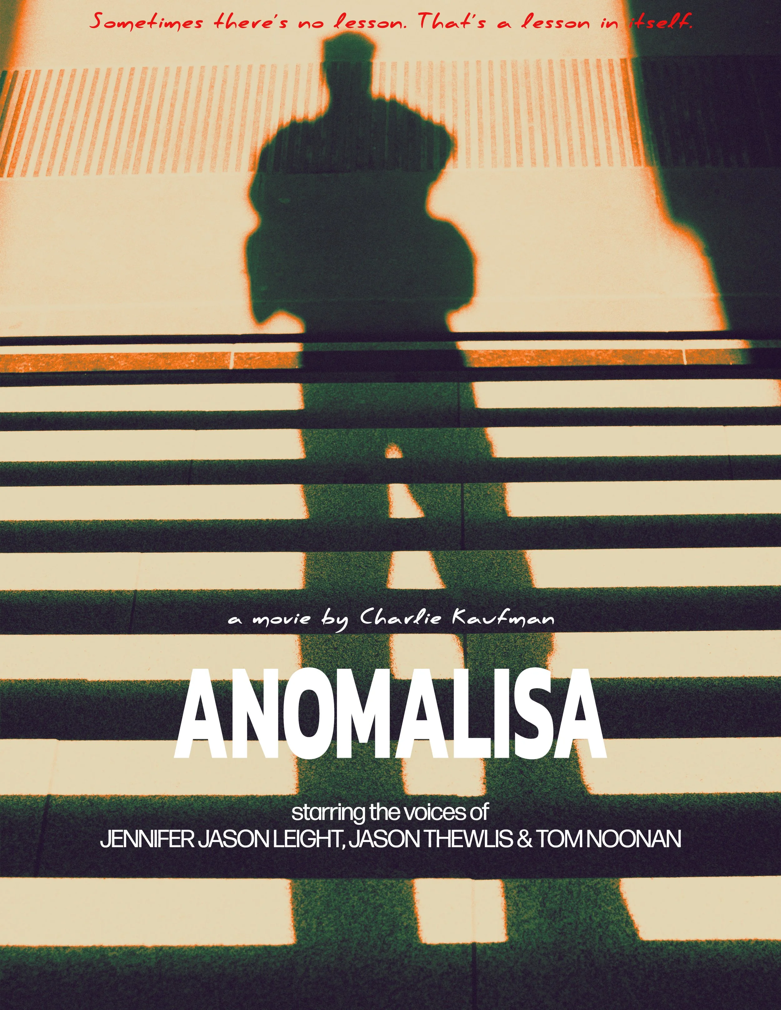 Affiche de film pour "Anomalisa" montrant une silhouette humaine projetée dans l'ombre contre un mur aux rayures, avec une citation manuscrite en haut et le titre du film en gros caractères blancs au centre.