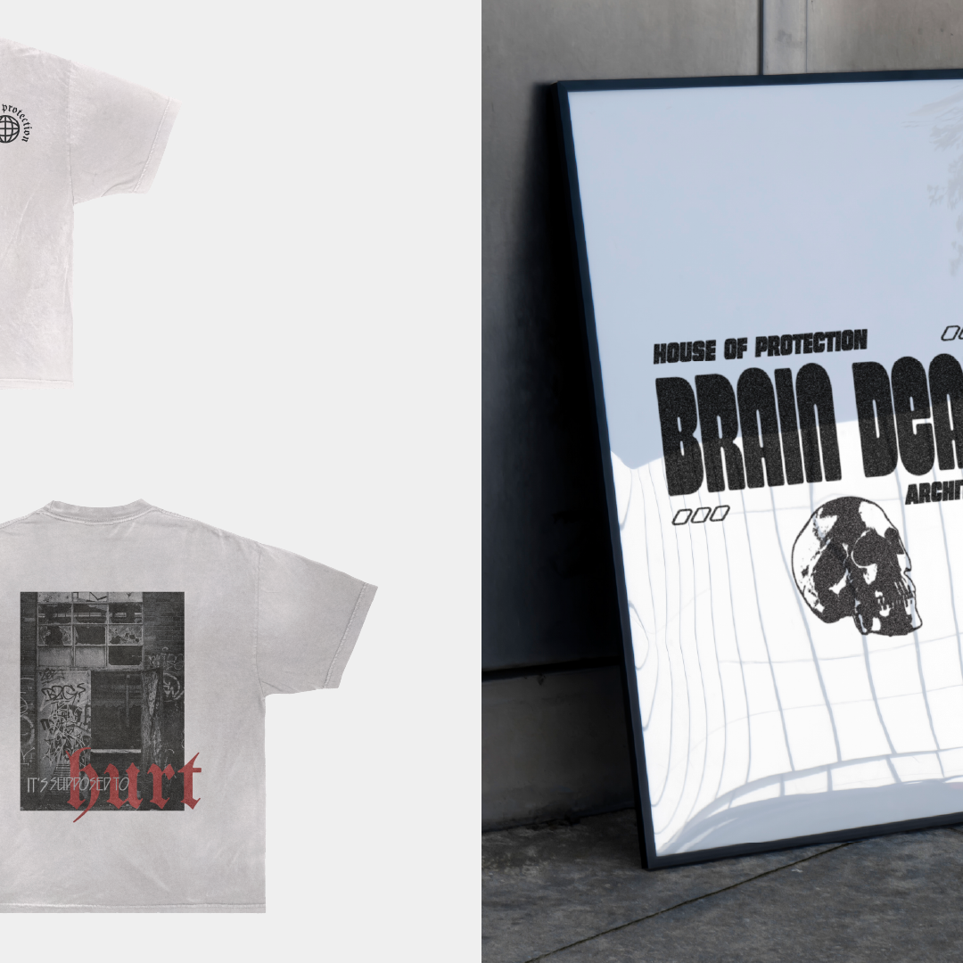 Deux t-shirts gris avec des imprimés graphiques au dos, un cadre avec une affiche de style graphique noir et blanc affichée contre un mur