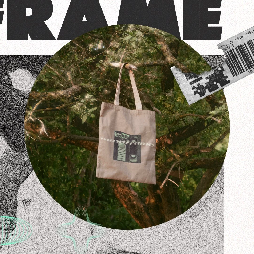 Un sac en toile suspendu à une branche d'arbre, avec un design représentant une cassette audio, dans un environnement naturel.