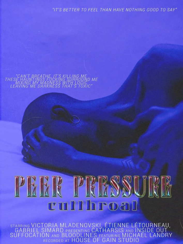 Une personne allongée, en position fœtale, dans un environnement bleu sombre avec du texte en surimpression et un titre en bas."PEER PRESSURE".