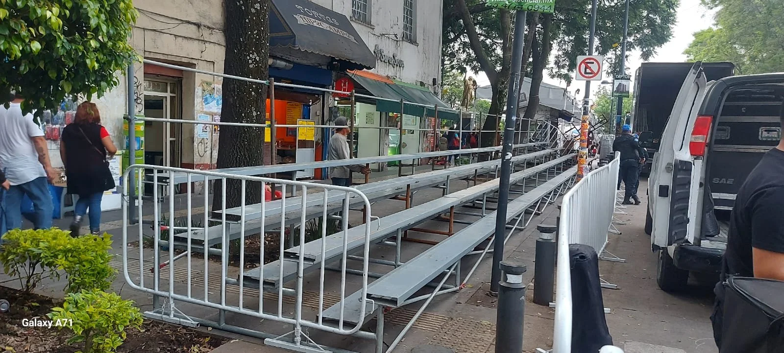 Estructuras metálicas para montar gradas en la acera de una calle concurrida