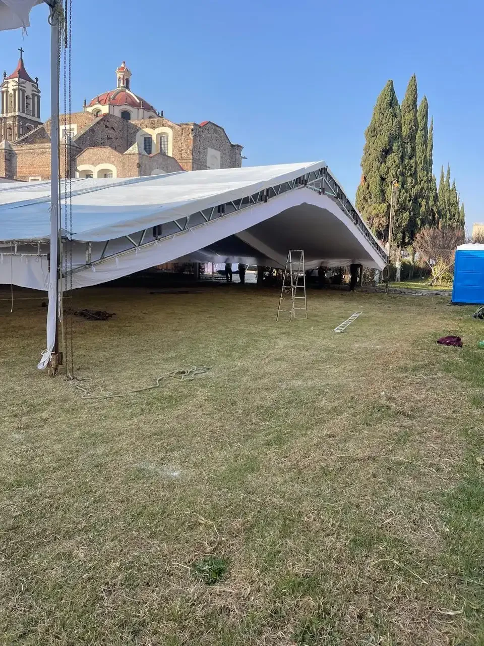 Montaje de Carpa y Mobiliario para Evento Religioso. Cuautitlán, Estado de México. - 2023