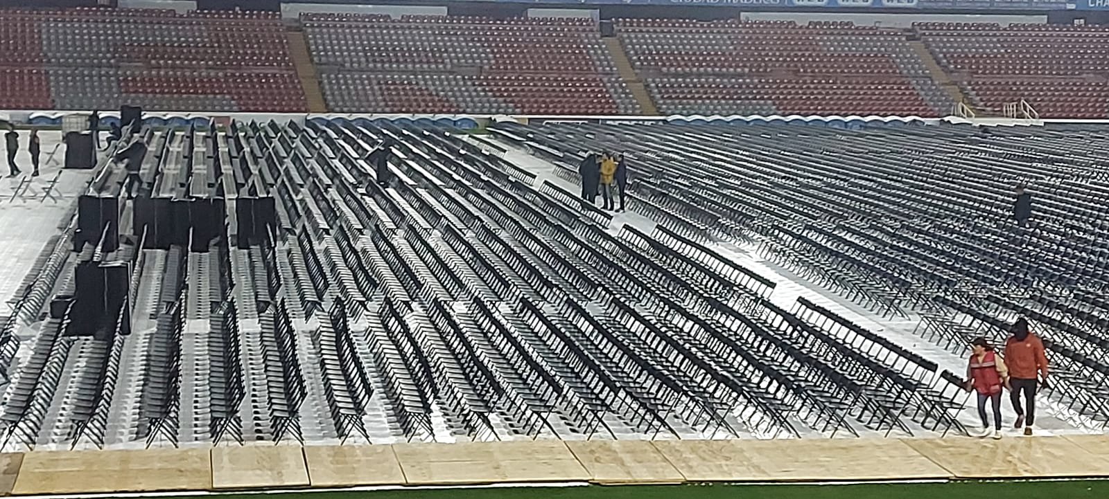 Imágenes de sillas y asientos en un estadio, con varias personas caminando entre ellas.
