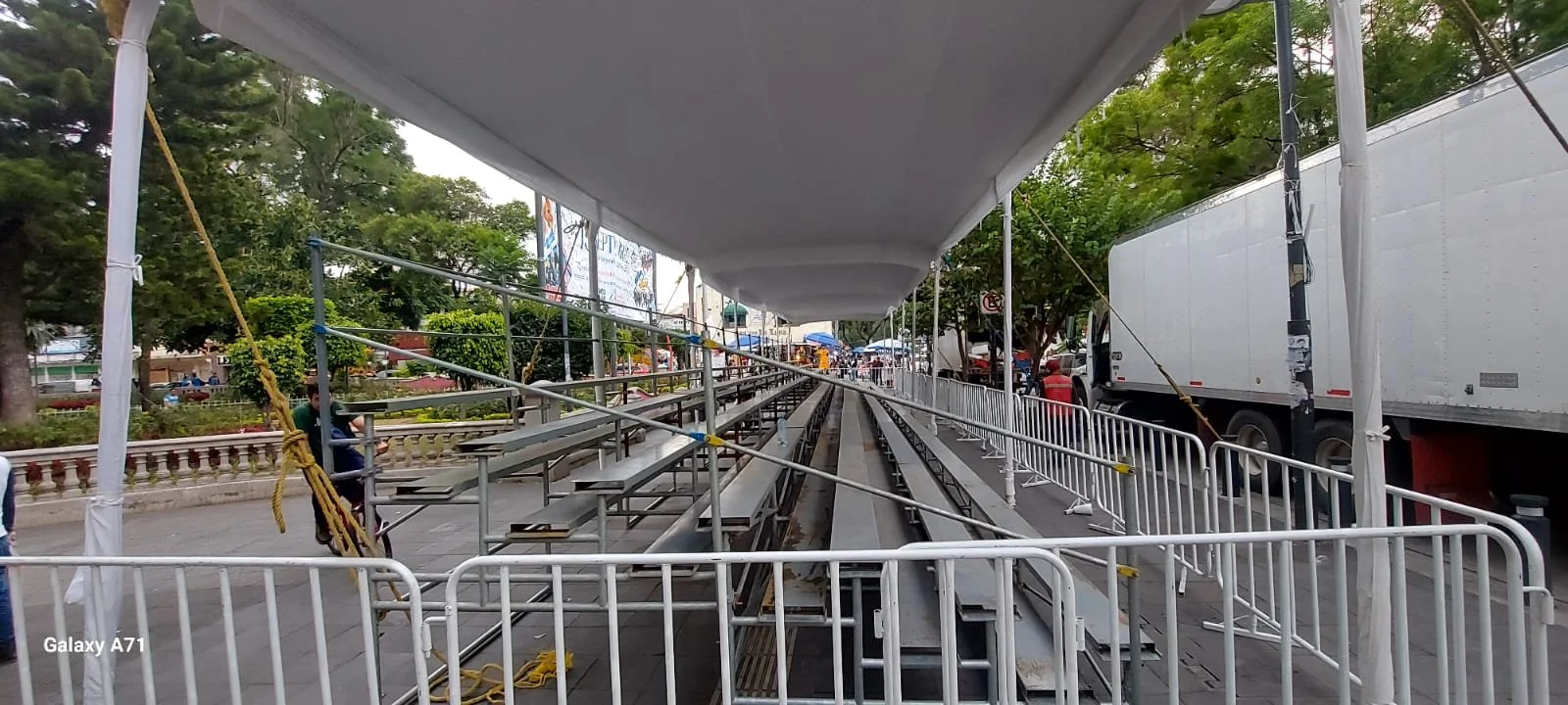 Carpa o estructura temporal con andamios y protección en un escenario urbano, utilizada para un evento o proceso de montaje.