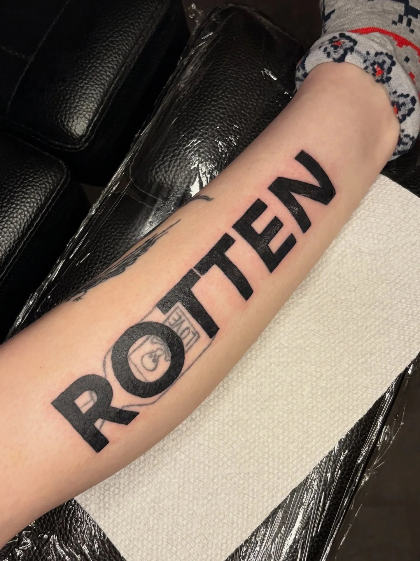 Custom blastover done by me on me 

Before not by me
I don't offer lettering, so who better to practice on than myself! I'm obsessed with blastovers lately, if you have some old faded pokes that you'd like some big bold black over pleaseee 🙏
Interes