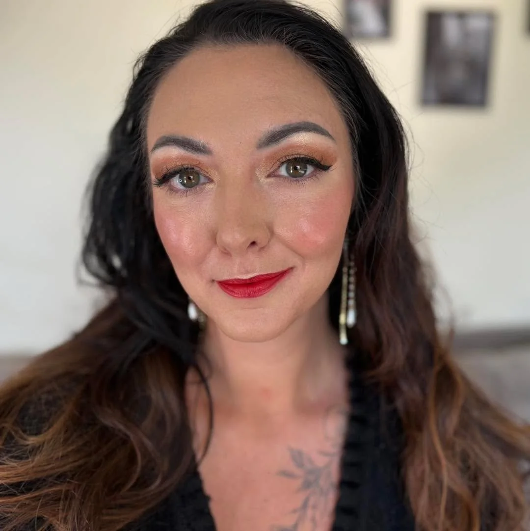 Holiday glam season is officially here.
Whether you&rsquo;re getting ready for a party, family photos, or a night out, I&rsquo;ve got you covered with a look that fits your style.
Soft and glowing or bold and sparkly, I can create whatever holiday vi