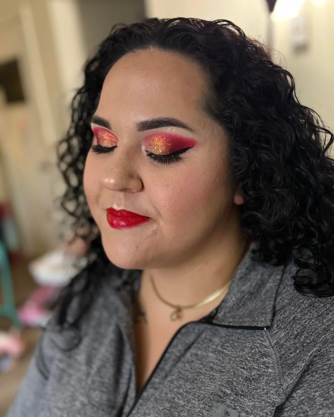 Holiday glam is officially in full swing and this gold and red moment is everything. ✨❤️
Soft glowing skin, a bold red lip and that sparkling gold lid blended into a rich red wing&hellip; the perfect festive combo.

If you&rsquo;re ready for a holida